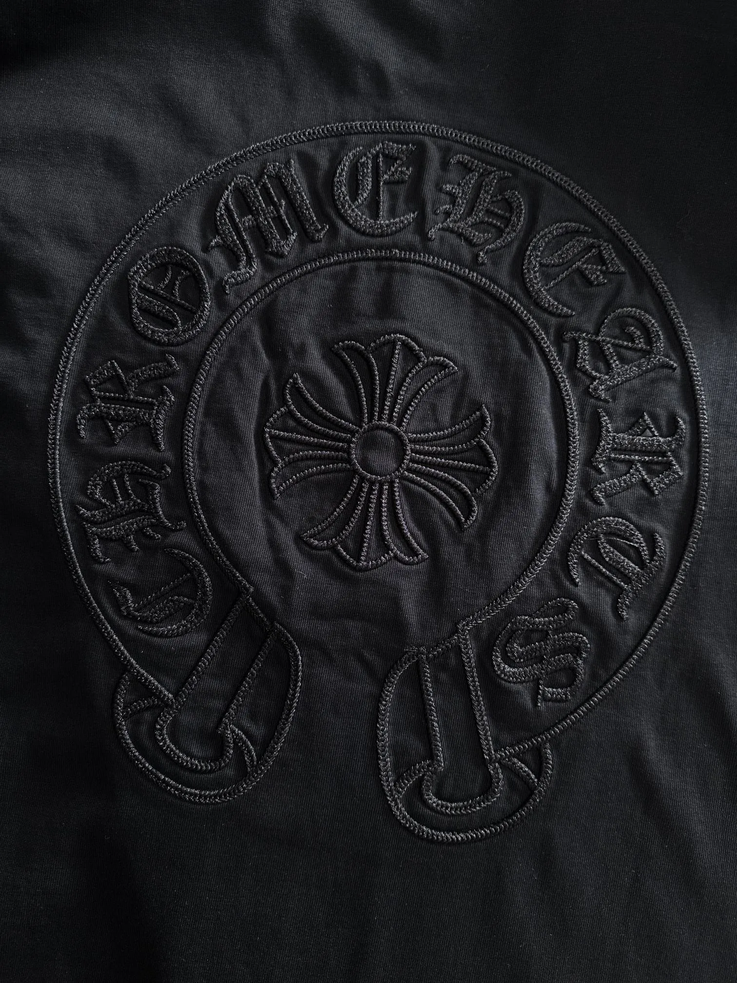 P270 Chrome Hearts* (exclusive quality in the market) hot style 2꯭0꯭2꯭5 autumn style long T new version Original ⌚️ high version Chrome Hearts The fabric is made of 380g high-density pure cotton custom fabric. It does not deform or shrink. The three-dimensional drape is amazing. Process introduction: The front and back panels are made of Behringer stacked show thousands of needle embroidery. Color: black SIZE: S-XXL